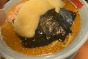 【動画】Z世代さん、ラーメン屋で無料のニンニクを大量に入れてしまう...