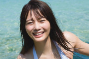 これが初水着！櫻坂46田村保乃の白ビキニショット解禁。1st写真集先行カット