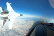 【動画】アラスカ上空の米軍機にロシアのSu-35Sが異常接近。