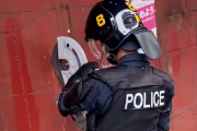 【衝撃映像】日本警察さん、エンジンカッターを使用し中核派の拠点に強行突入！！！！