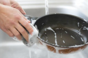 熱々のフライパンを洗うことにメーカーが注意喚起?
