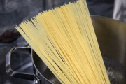 【悲報】パスタを茹でる時に塩を入れる理由、いまだにわからない