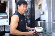 柳田悠岐さん、謎のシャツを着て自主トレ公開　立花うどんを振る舞う笹川吉康