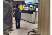 警察官さん、制服のままマクドナルドでメシ買ってたので晒される。