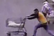 【動画】 逃げる万引き犯にショッピングカートがクリーンヒットの瞬間を激撮ｗｗ 警察「完璧なタイミング」