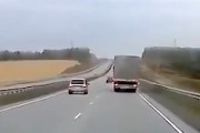 【動画】お前もか。追い越しに失敗した車が正面衝突してしまう事故。