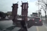 【動画】これは怖すぎる。トレーラーの極悪運転に潰された車。