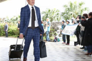 【朗報】栗山監督、機内で愛する大谷の登板試合を観ながら沖縄入り