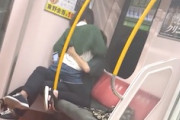 【動画】奇跡のバカップルｗｗｗ優先席で男に乗って腰を振る女さんが話題に。