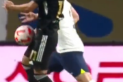 【動画】サッカーの韓国リーグの日本人がトッテナムとの試合でとんでもないハンドしてて草wwww
