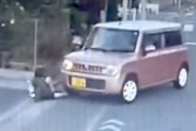 倒れた子供の上をそのままゴリゴリするヤバい軽自動車が撮影される。
