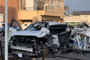 【画像】事故った車、信号柱にぶつかっただけとは思えないぐらい大破する。どうしたらこうなるんだ？