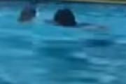 【動画】 ママさん、プールでライブ配信中に溺れて死亡 ⇒ 一部始終を捉えた動画が拡散され衝撃走る・・