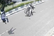 【動画】非接触事故でバイクの兄ちゃんが飛んでしまう事故。