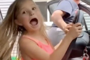 【動画】母親の車を勝手に発進させて大興奮な少女の全記録ｗｗｗ