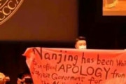 反日プロパガンダは許さない　～　【カナダ】 中国人とみられる学生「南京大虐殺について日本は謝罪を」＝ダルハウジー大学卒業式、壇上で学生が訴える