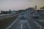 【ドラレコ】「フラフラしてて危ないな」と思っていた軽自動車が・・・