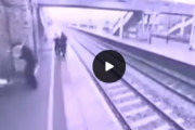 列車に飛び込もうとした男性を「間一髪」で助ける映像が海外で話題に←人ってこんな風に飛び込むのか・・・　海外の反応