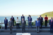 韓国政府「G7の記念写真でジョンソン首相とバイデン大統領の間に立ったムン大統領！ これが韓国の地位、実質G8だ！」→すべて嘘でした