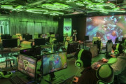 【金の無駄】eスポーツ専門学校、無事不登校チー牛たちの掃き溜めになるｗｗｗ
