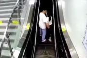 【動画】エスカレーターで愛し合っていたカップルがｗｗｗｗｗｗ