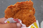 【画像】朝イチで40%増量ファミチキ買いに来たった