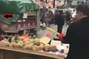 【動画】中国、城管の露店破壊動画 ⇒ 中国人「20年前の動画！」⇒ スマホ写り込んでますけど ～w