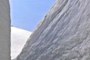 海外「雪の砦は壮大だ…日本がそんなに雪が降るとは知りませんでした！」高さ65フィートの壮大な雪の壁（海外の反応）