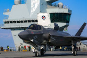 アジア太平洋に向け航行中の英海軍空母クイーン・エリザベスに米海兵隊のF-35BライトニングII戦闘機が到着！