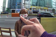 韓国人「日本領事館前にある少女像撤去マスクかけチャレンジに参加してみた」