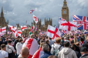 イギリス・ロンドン中心部で反移民の大規模集会　11万人から15万人参加・・・デモ参加者 「この国はめちゃくちゃです、移民のせいだし、政府のせいでもある」 ★2　[9/16]