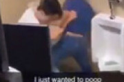 【動画】 トイレで激しい喧嘩が勃発、中にいた人が巻き込まれる衝撃動画が話題に