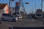 【悲報】バイクさん、暴走車に木っ端みじんにされる・・・・・・・・・・・