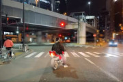 【動画】バイク吹かしてた陰キャ、強者男性にボコボコにされて逝くwwww