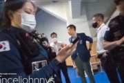 【動画】配信者・ジョニーソマリ、韓国でセキュリティでめっちゃ怒られた挙げ句に警察に逮捕された模様※ロッテワールド