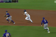 アメリカ大学野球、一塁牽制で暴投したわけでもないのにホームに生還