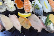 外国人「寿司の盛り合わせを注文したんだが何から食べるべき？」