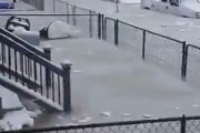 【悲報】デトロイト、洪水で溢れた水が凍ってしまう…