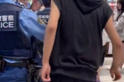【動画】駅で暴れる外国人さん、ヒョロガリとJKに見守られながら警官に制圧される