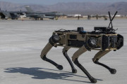 米空軍演習に4脚ロボット犬「Vision 60」が参加、未来の戦場垣間見せる…周辺に危険が潜んでいないかどうか偵察！