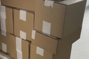 雨の中、大量のダンボールが届く
