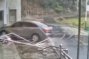 【動画】下校中の小学生にスピンした車が突っ込む事故。
