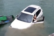 【動画】中国人さん、ギアを間違えて車ごと海に落下してしまう(°_°)