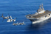 米海軍強襲揚陸艦「ワスプ」上空を編隊飛行するMV-22Bオスプレイ！