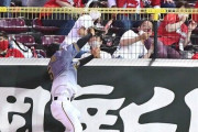 阪神・近本「ボールを捕ることの方が大事なので」フェンス激突いとわぬ美技　play of the day
