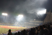 【悲報】神宮球場、爆発と煙で試合中断