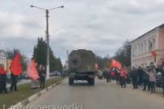 【動画】ロシア市民、ソ連勝利の旗をかかげて軍を送り出し　ウクライナ侵攻を支持