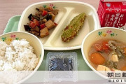 【悲報画像】子供たちの給食、もはや戦時中