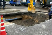 「近くで道路が下がっているのではないか」陥没地点のそばで空洞を発見、国道2号再び全面通行止め
