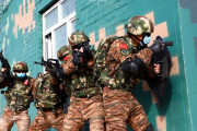 中国武装警察の特殊戦隊員が突撃訓練を実施…新型コロナ予防措置を徹底！
